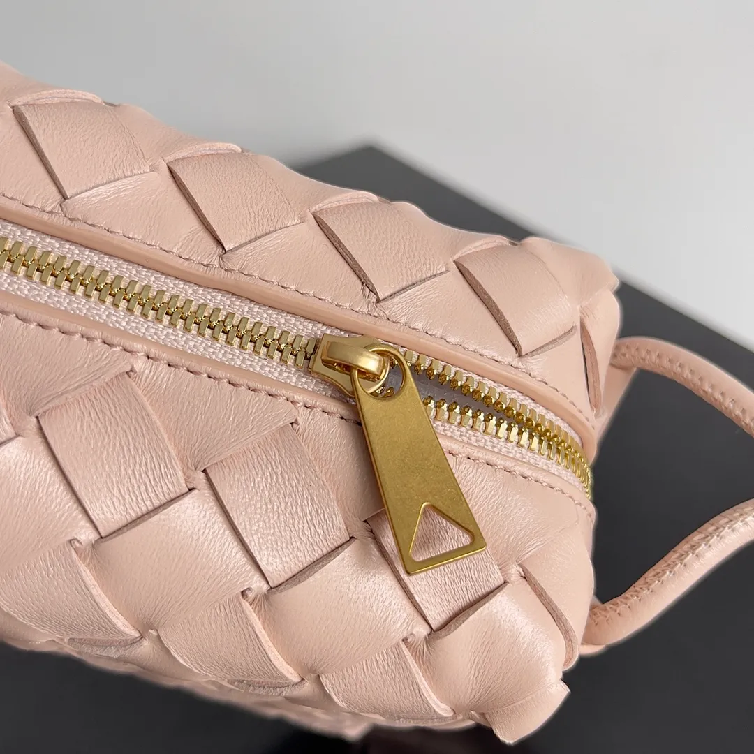 Batch 1560 New version and new color (third generation) 𝗕𝗼𝘁𝘁𝗲𝗴𝗮 𝗩𝗲𝗻𝗲𝘁𝗮———— The latest version of the loop camera bag💥 at the BV King of Cost-Effectiveness counter, large woven texture➕As always, ultra-high-quality lambskin, with zippers and adjustable drawstrings, it is especially suitable for the belly💫It can fit anything, and it is very light in weight. It is suitable for girls of all ages. Size: 17*10*6cm Style number: 723547